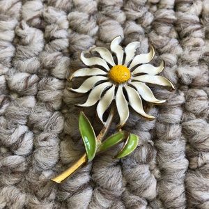 GUC Vintage Woman’s enamel daisy brooch
